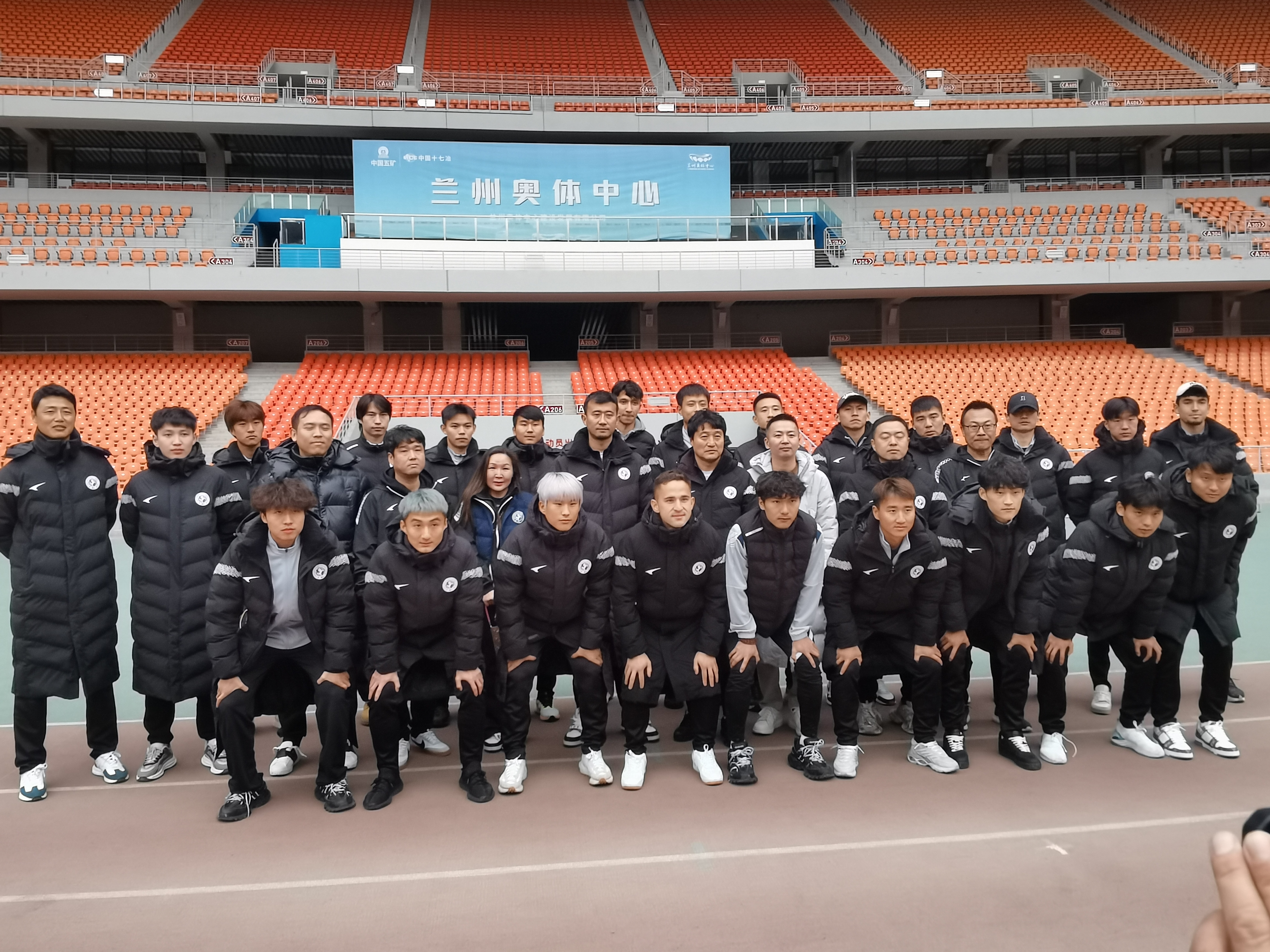 克服困难，亚洲足球赛场上的艰难征程的简单介绍